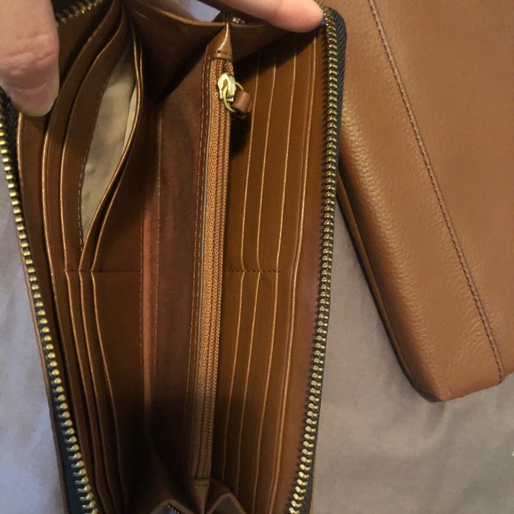 Fossil Crossbody Bag and Matching Wallet - Picture 3 of 5